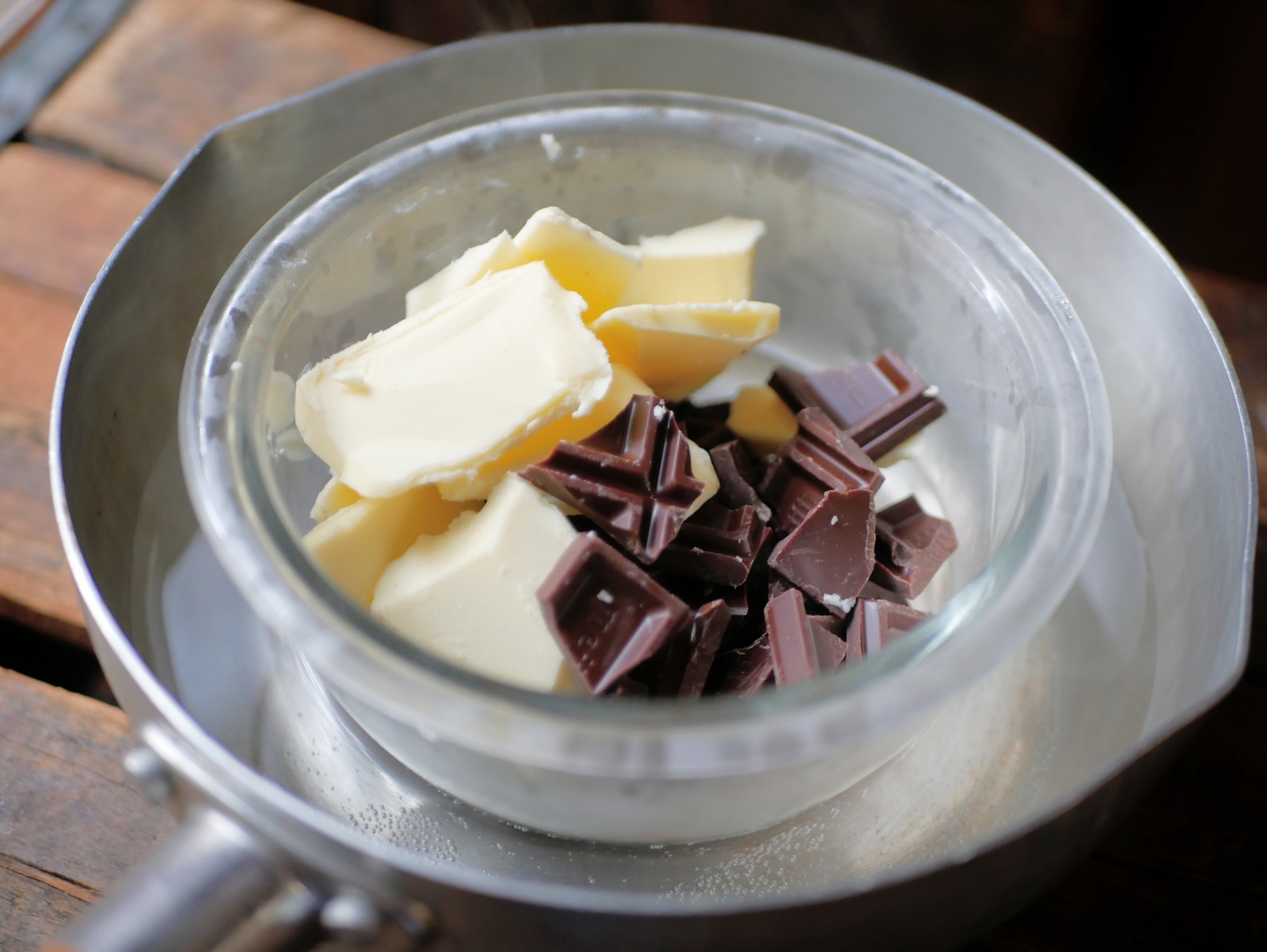 チョコとバターを湯煎で溶かす