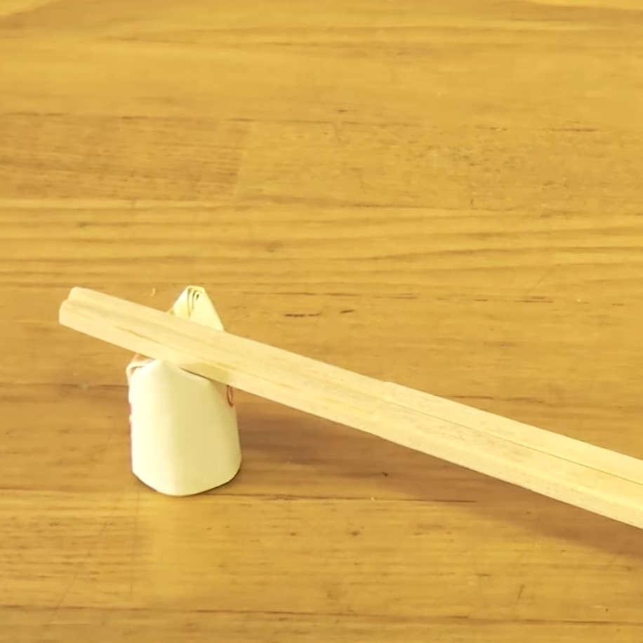  割り箸の入った箸袋で「立体的な箸置き」を作る方法。なんと指に巻くだけ！ 
