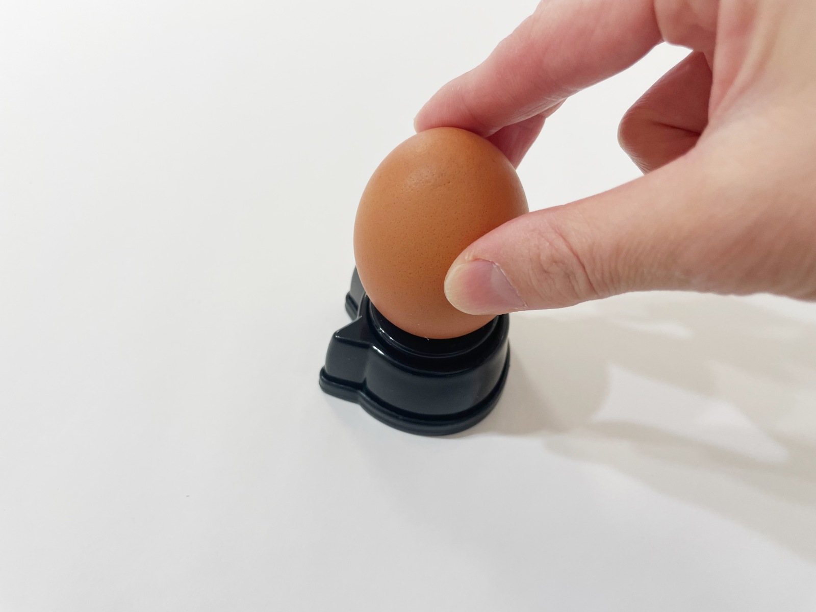 ゆで卵を作る前に穴あけ