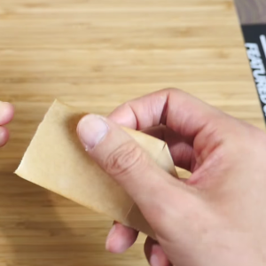 ハサミは不要。「紙ガムテープ」を“手でまっすぐキレイに切る”方法
