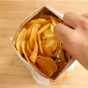 ポテトチップスが食べやすくなる！袋が自立する「賢い袋の開け方」とは