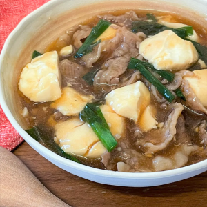 「絹豆腐」とニラ・牛こま切れ肉に調味料をまぜて温めるだけ。10分以内で完成“時短おかず”レシピ