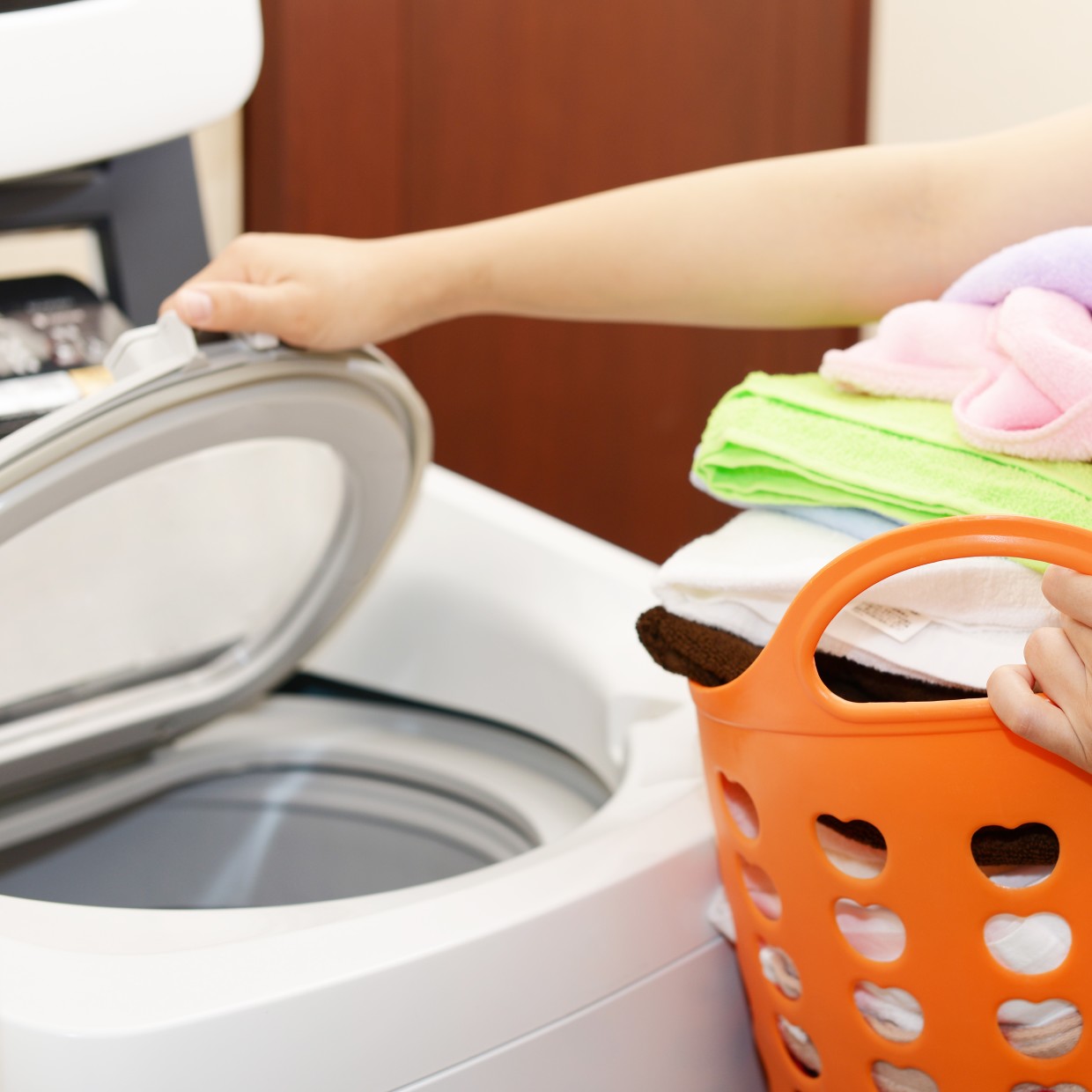  防水の服を洗濯機で洗うのは“絶対NG”。知らないと大事故につながる「洗濯機で洗ってはいけないモノ」 