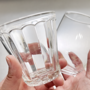 くもったグラスの原因「水アカ」を落として透明に！つけ置きするだけでグラスをキレイにする方法