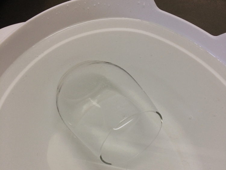 重曹水につけ置きしているガラスコップ
