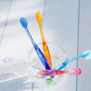 画期的すぎる…！家族全員分の歯ブラシを“衛生的に持ち運ぶ方法”。歯ブラシ同士がくっかない！