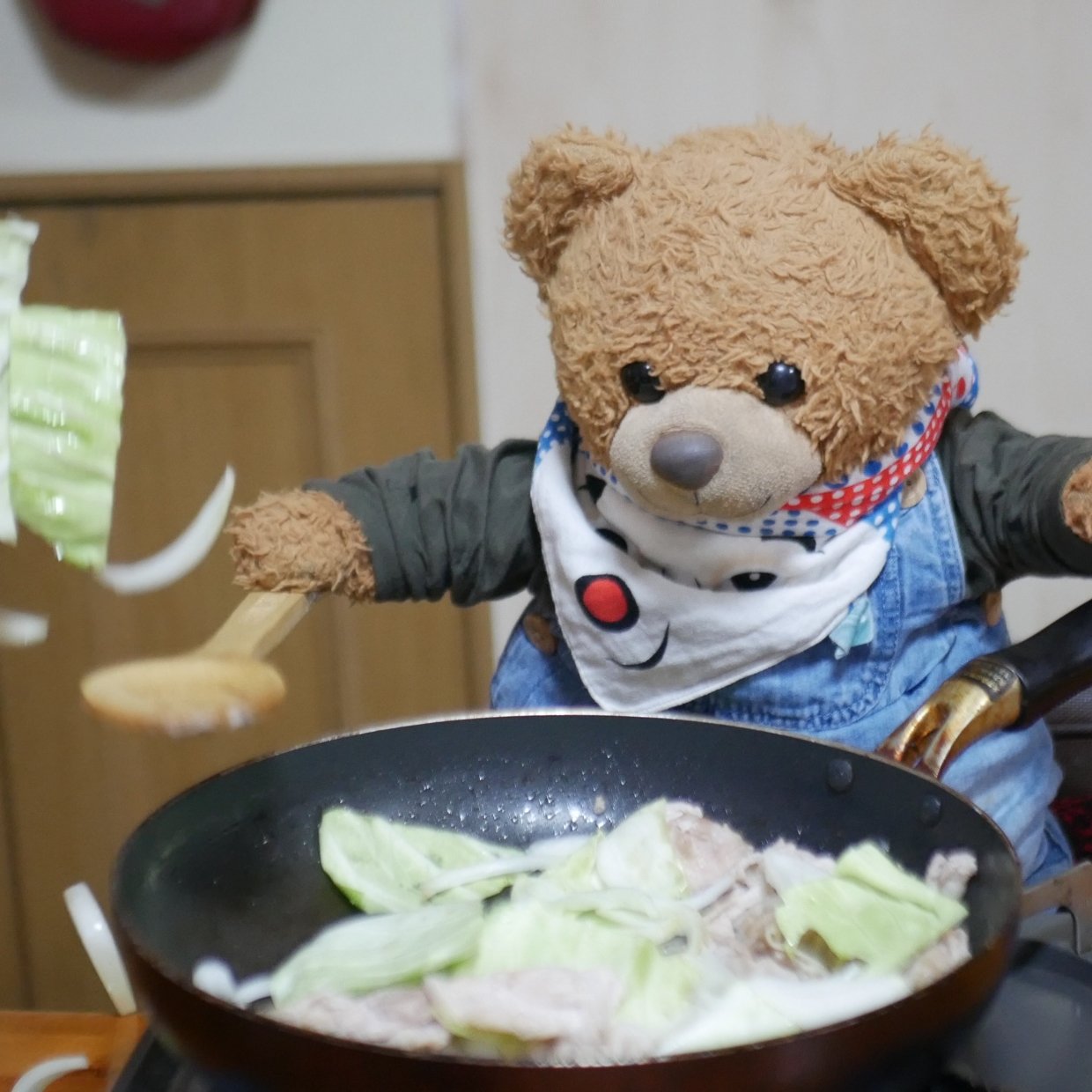 冷蔵庫の余った「豚バラ」と野菜・調味料でつくる。くまくんの“キャベツと豚バラ炒め”レシピ