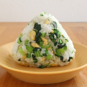 簡単ごちそうおにぎりレシピ。ざっくりみじん切りにした「小松菜」がおいしくて、いくらでも食べれそう。