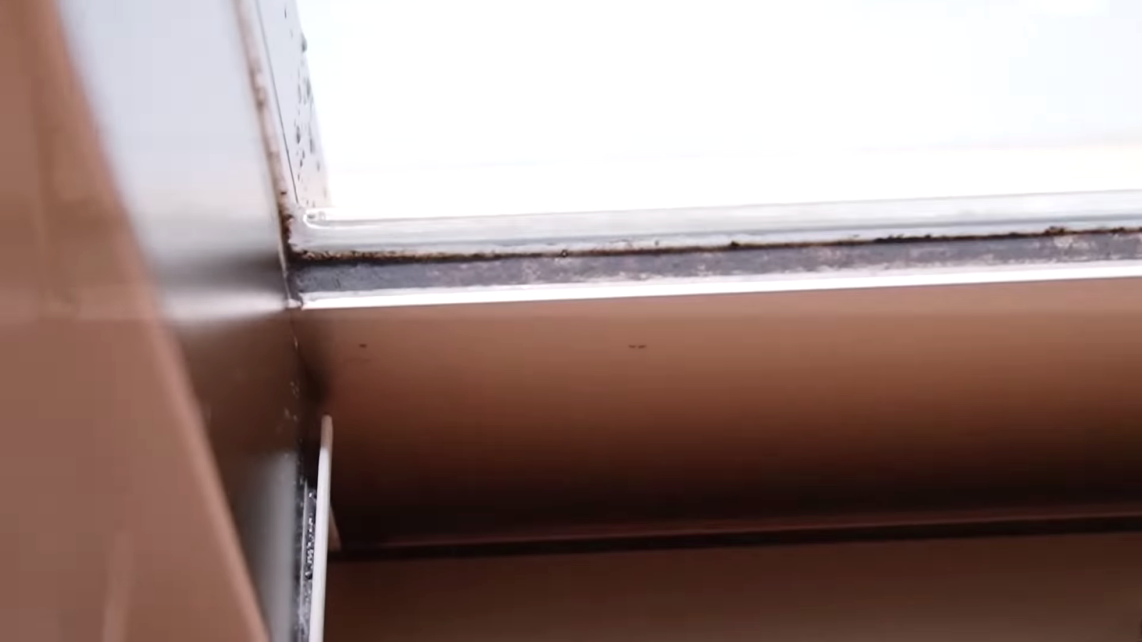 カビがついた窓のゴムパッキン