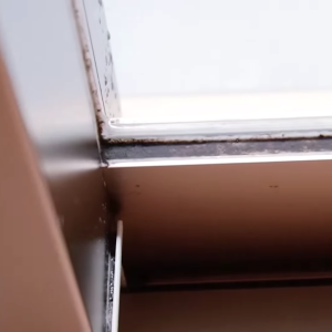 窓のゴムパッキンに「こびりついた黒カビ」をすっきりと落とす“つけ置き掃除術”
