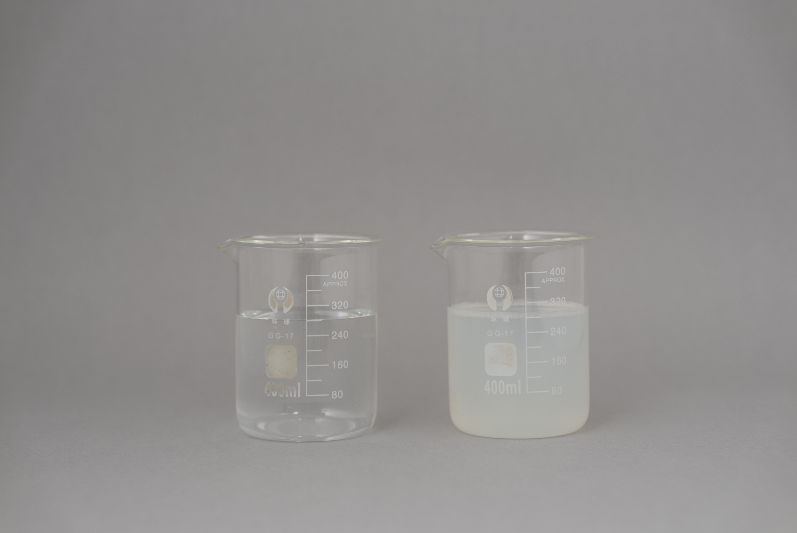 合成洗剤(左)と比べ、洗たく石けん(右)は石けんカスが多く発生します
