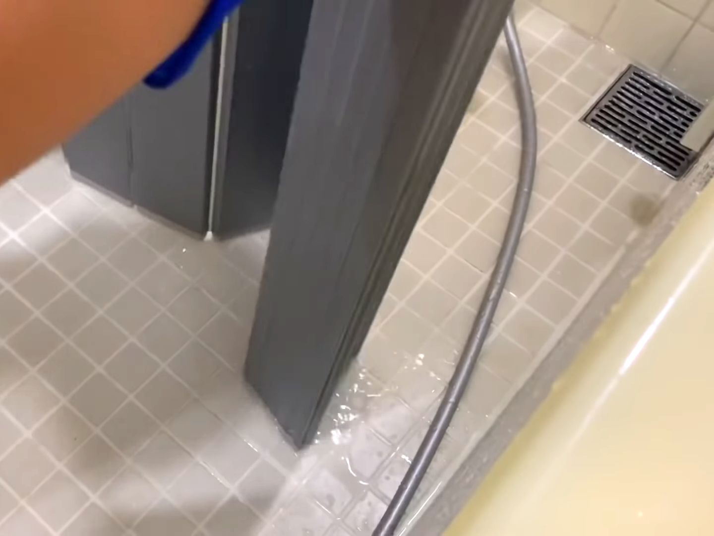 お風呂のふたについた汚れを確認する男性