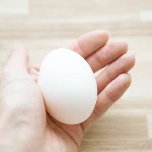 実は「生卵」も冷凍できる！価格高騰している今こそ覚えておきたい“卵・乳製品の賢い冷凍方法”