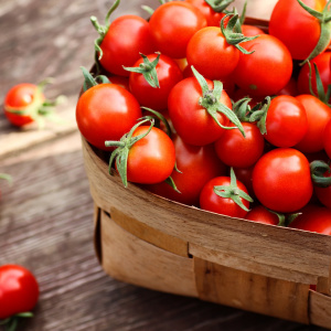 「ミニトマト」の種や果肉が出ない切り方
