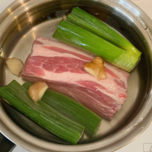 外国産「ブロック肉」が“絶品煮豚”に変わる。ネギ・生姜・酒で煮込んだら醤油に漬けるだけかんたんレシピ