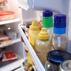 「冷蔵庫」の“手垢・調味料汚れ”を除菌しながらピカピカにする掃除術