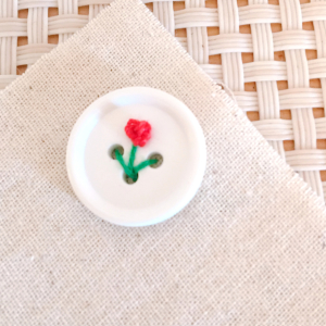 服に「ボタン」をつけるときに“糸を花の形にする留め方”。かわいくて子どもが喜ぶ！