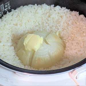 お米と「新玉ねぎ」と調味料を入れて炊飯器のスイッチ押すだけ！旨味たっぷり“新玉ねぎ炊き込みご飯”