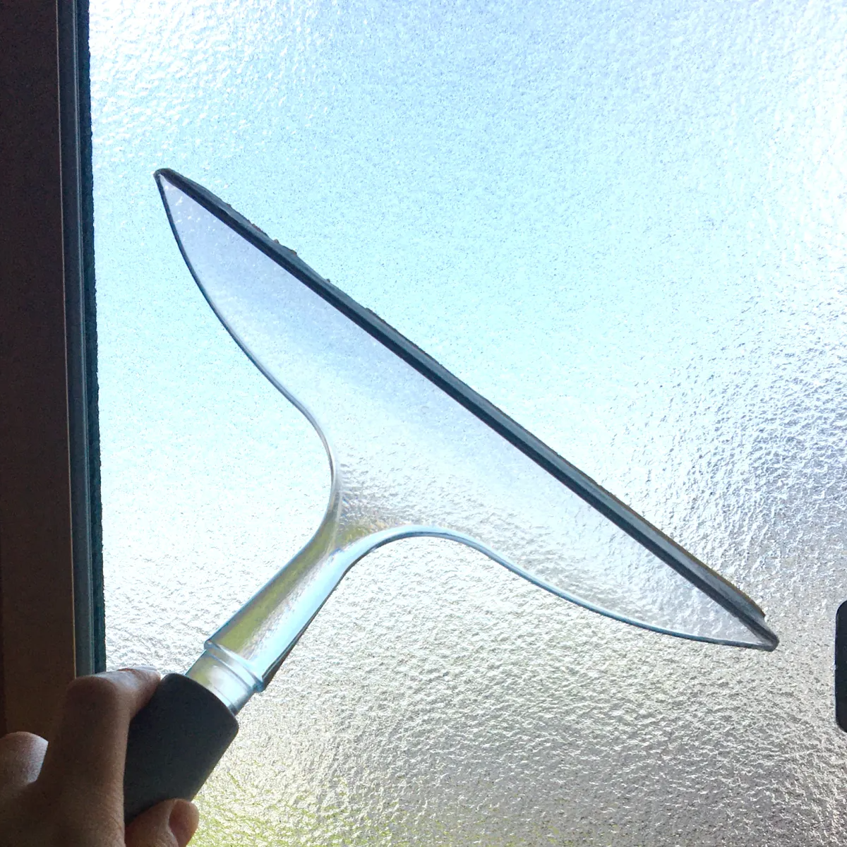  窓掃除につかえる「スクイージー」は縦に動かす方がいい？掃除のプロから学ぶ“スクイージーの使い方” 