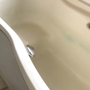浴槽にこびりついた「入浴剤の着色汚れや水垢」をごっそり落とす“かんたん掃除術”