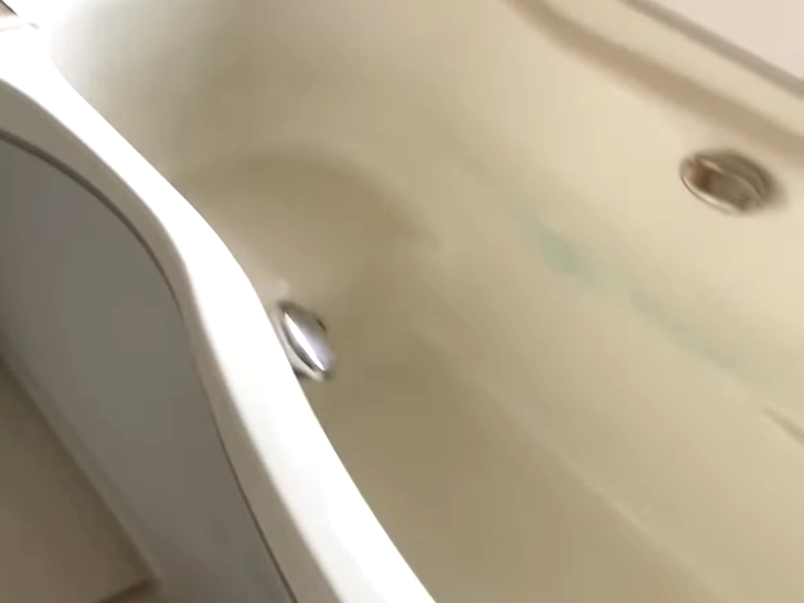 入浴剤の着色汚れがついた浴槽