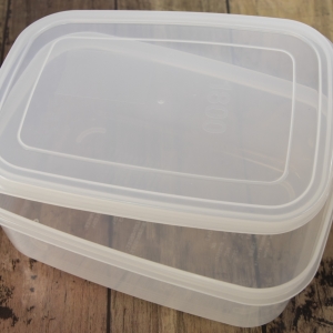 プラスチックなどの「密閉容器」についた“頑固な食材のニオイ”をかんたんに取る3つの方法