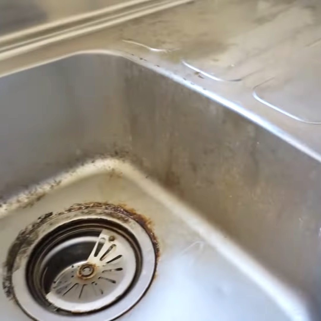  水垢やぬめりが「カビ」の原因に…。キッチンの「シンク」をピカピカにする掃除術“4つのポイント” 