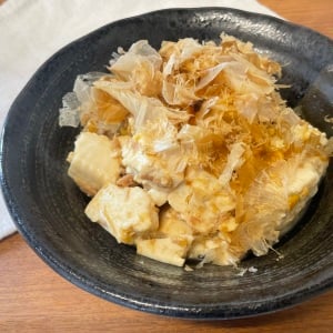 フライパンに「ツナ缶」と豆腐を入れ、調味料・卵と炒めるだけ！5分で完成“時短おかず”