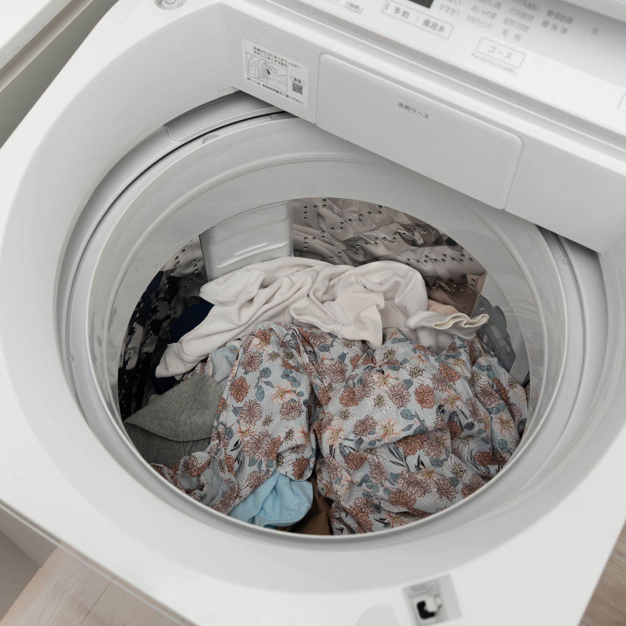  洗濯機に「干し忘れた洗濯物」は“雑菌”だらけかも…。そのまま干してもいい“タイムリミット”とは 