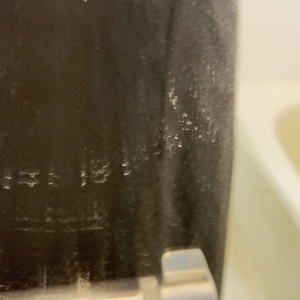 鏡についたしぶとい「水垢汚れ」が落ちる“意外なモノ”とは