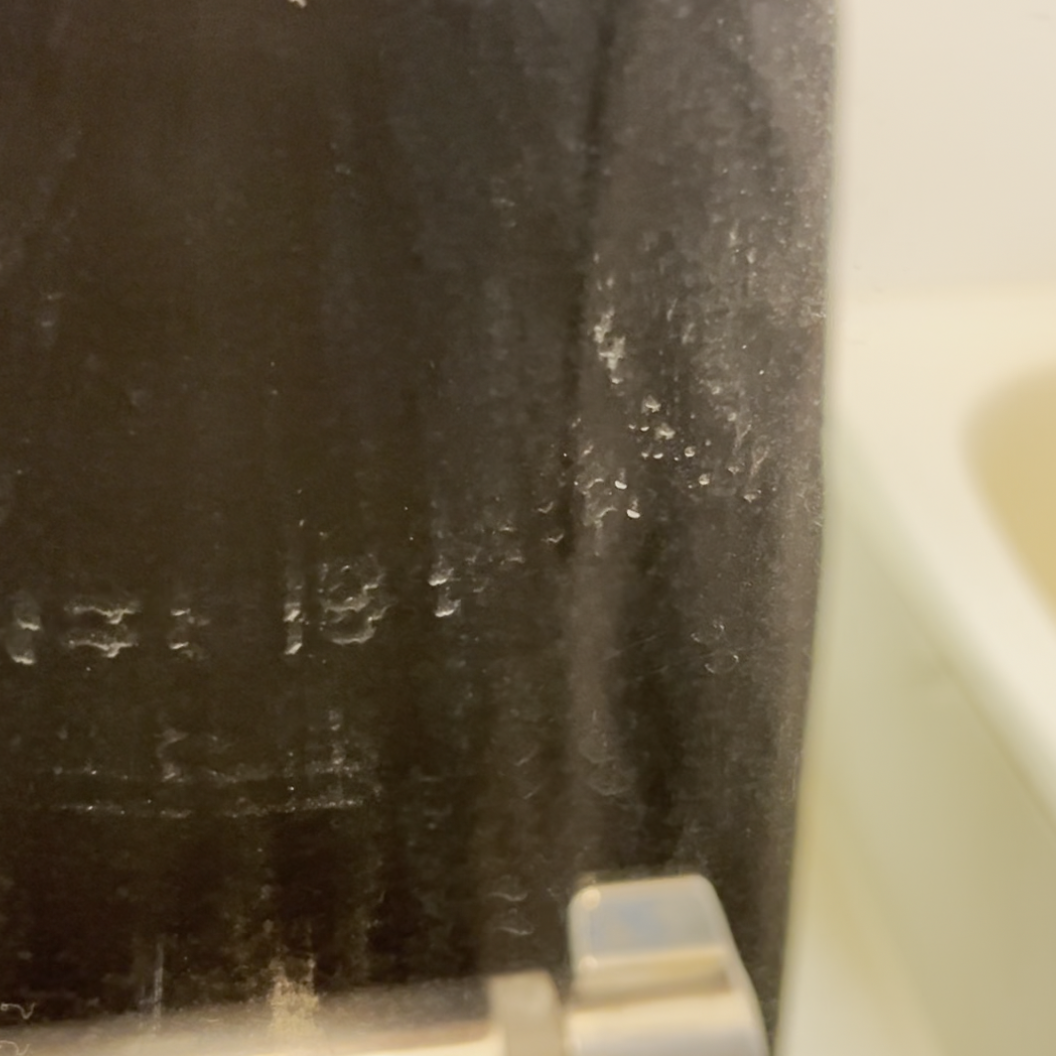  鏡についたしぶとい「水垢汚れ」が落ちる“意外なモノ”とは 
