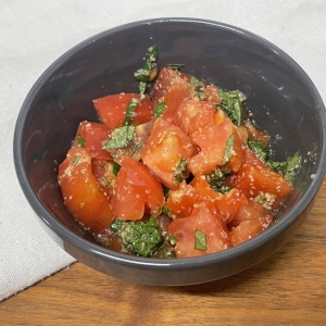 切った「トマト」を大葉と調味料でまぜるだけ！3分で完成“トマトの時短レシピ”