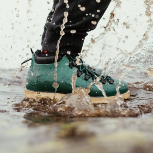 雨で「中まで濡れた靴」を効率的に乾かす方法。明日も同じ靴を履ける！