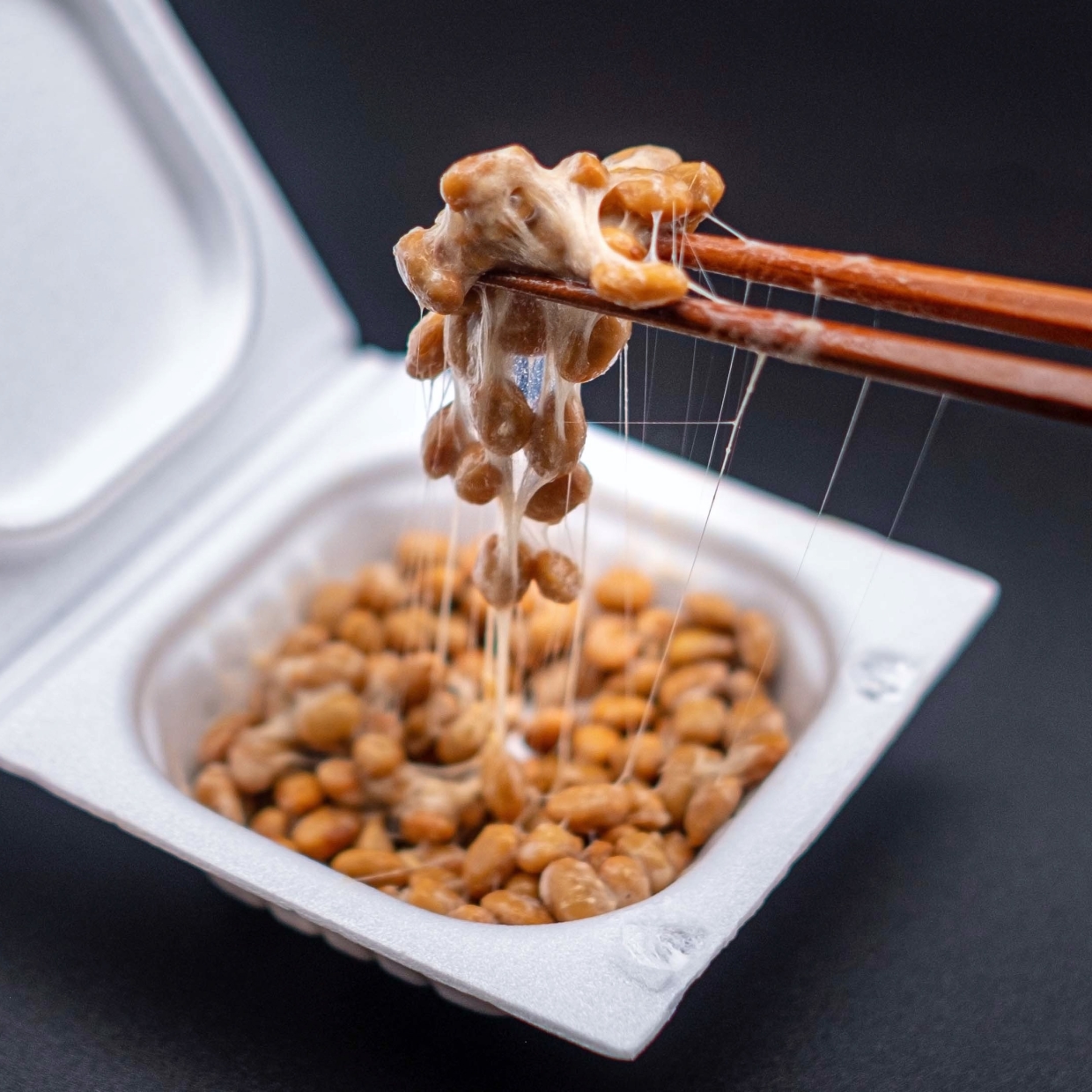  「納豆」の食べ過ぎはNG！体に起こりうる“2つのリスク”と“理想的な納豆の量”とは 