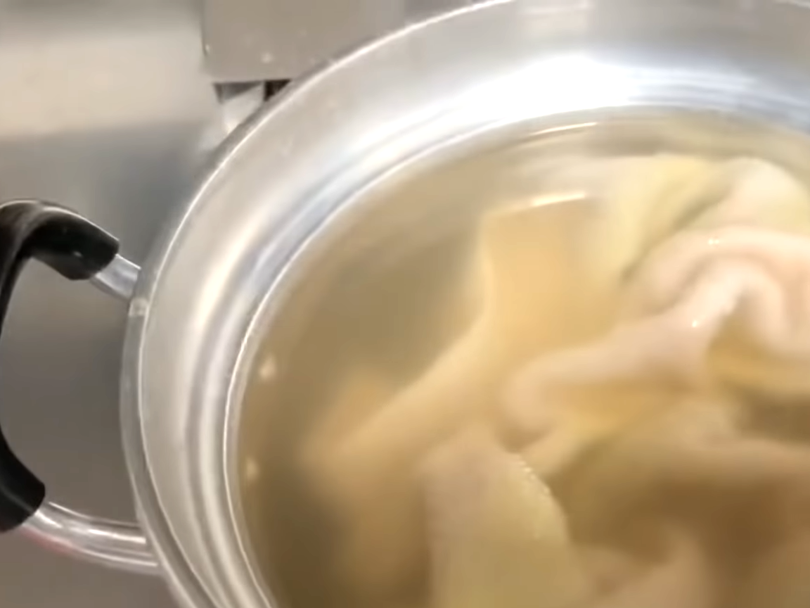 タオルを煮ている鍋
