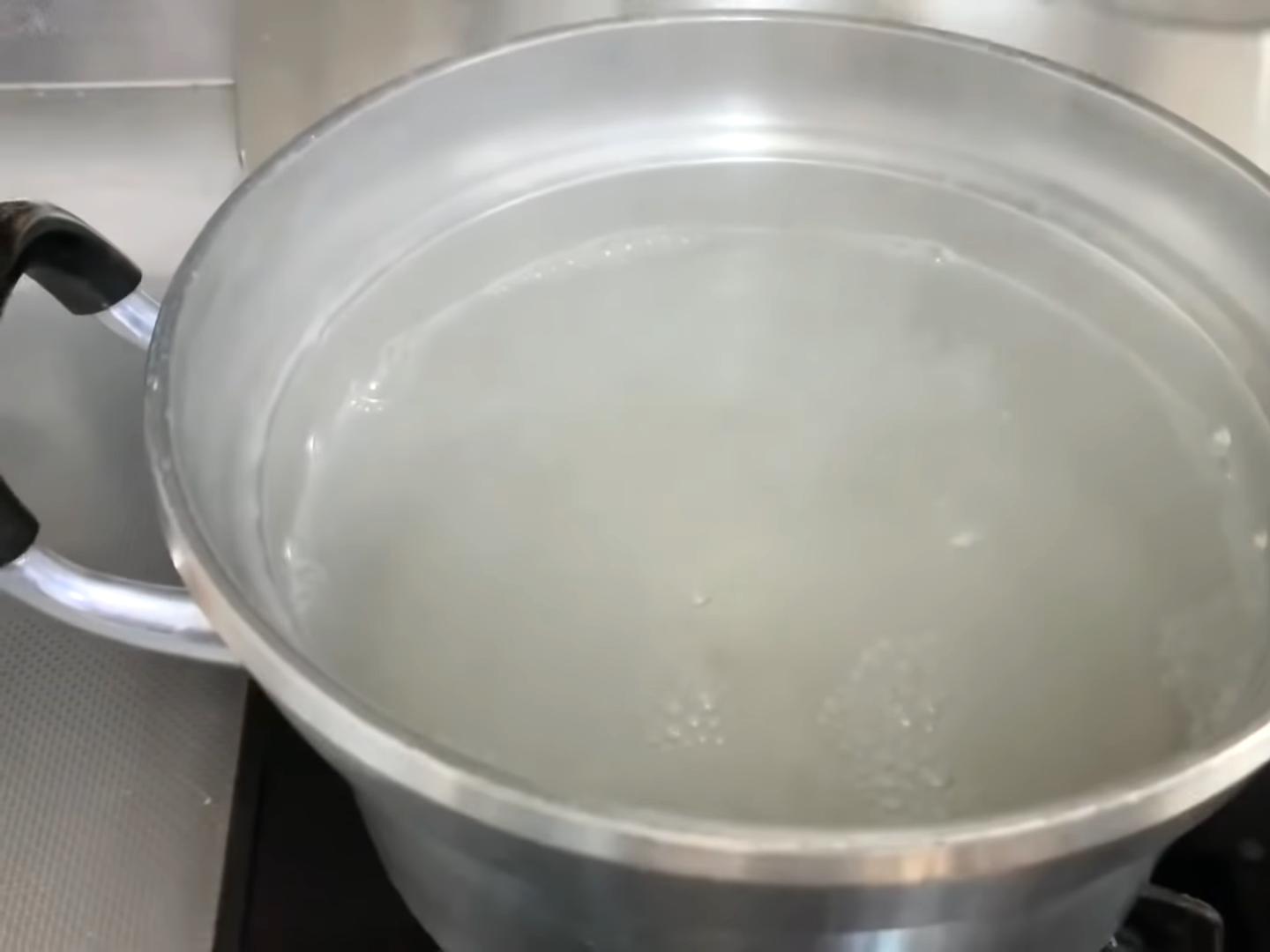 水を沸騰させた鍋