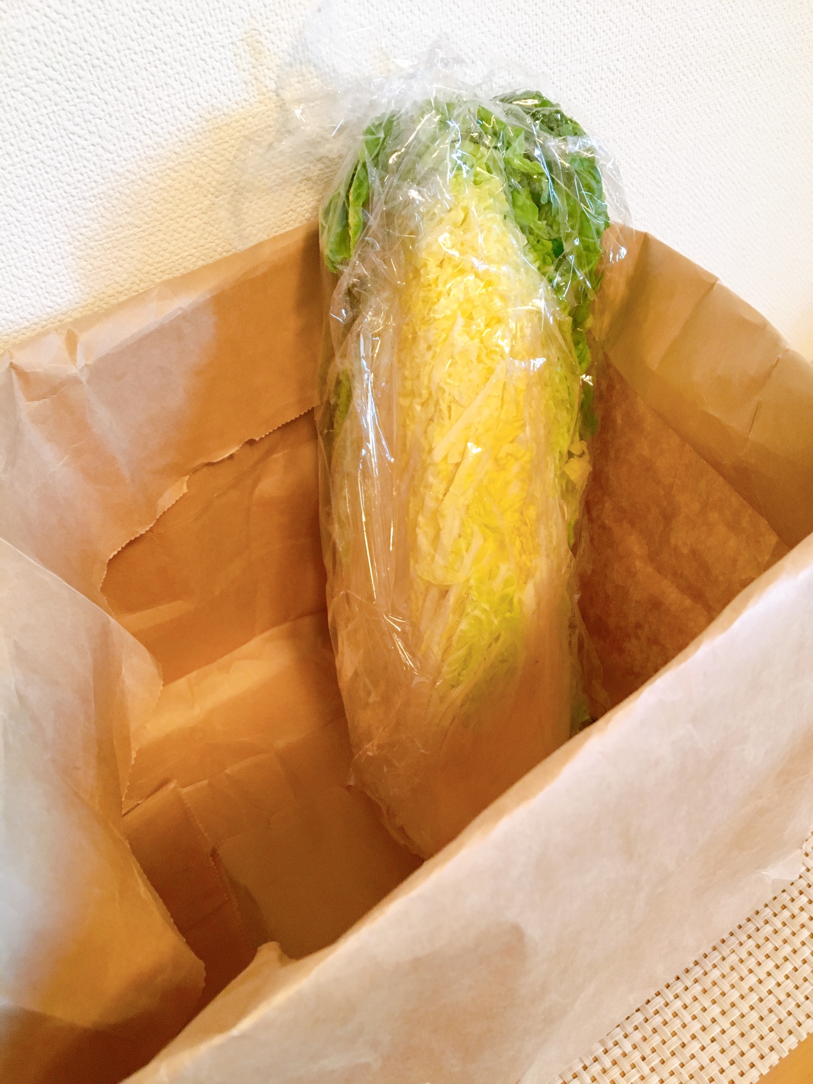 紙袋にいれて保存をしている白菜