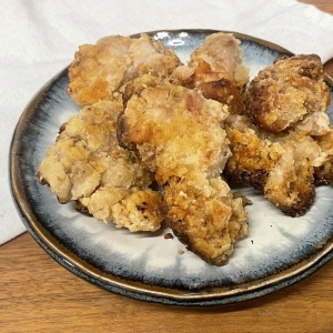 普通の「唐揚げ」がもっとおいしくなる。鶏肉を漬けるときに使う“意外な調味料と食材”とは