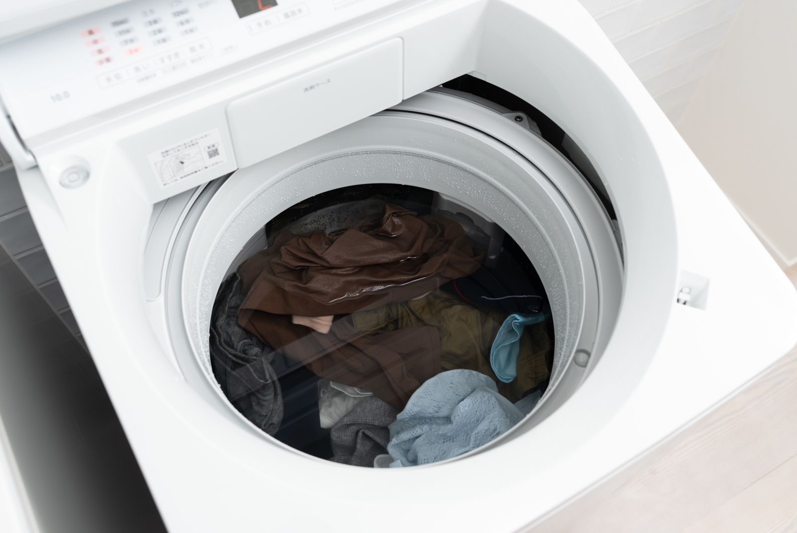 衣類がしっかり洗浄液に浸かり、洗濯機の中で回っているか確認しましょう