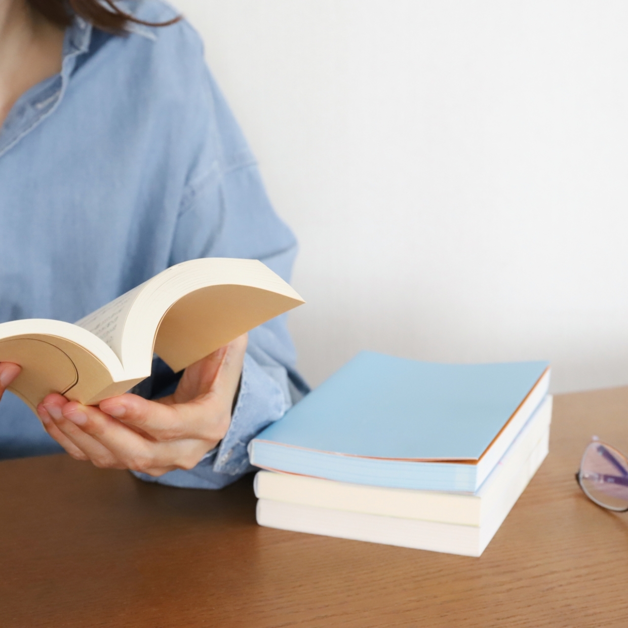  本を読みたいけど時間がない…。“忙しい40代女性”が読書しやすい時間帯とは＜アラフォー女性に調査！＞ 