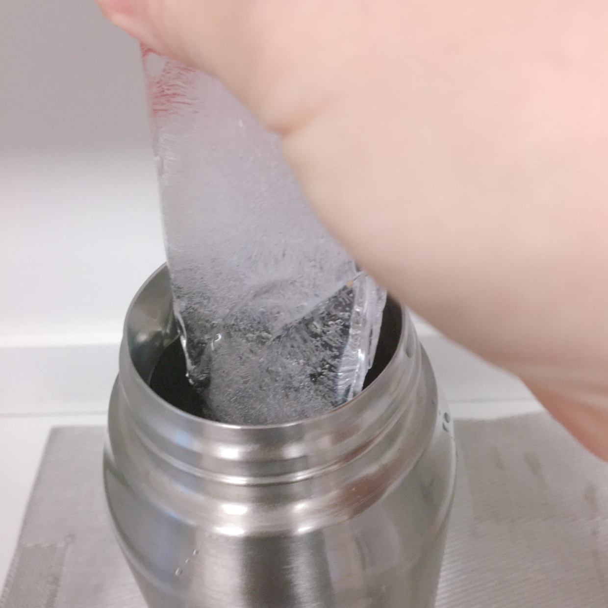  製氷皿は不要。水筒に合う“細長い氷”をカンタンに作る方法 #警視庁発ライフハック 