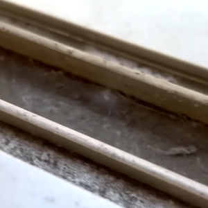 「窓のサッシレール」の“ホコリ・泥汚れ”がごっそり取れる便利な掃除グッズとは
