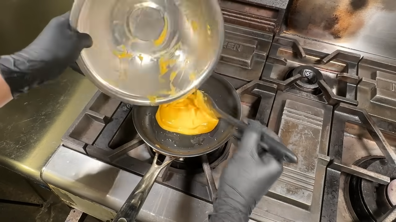 フライパンに卵黄を入れる