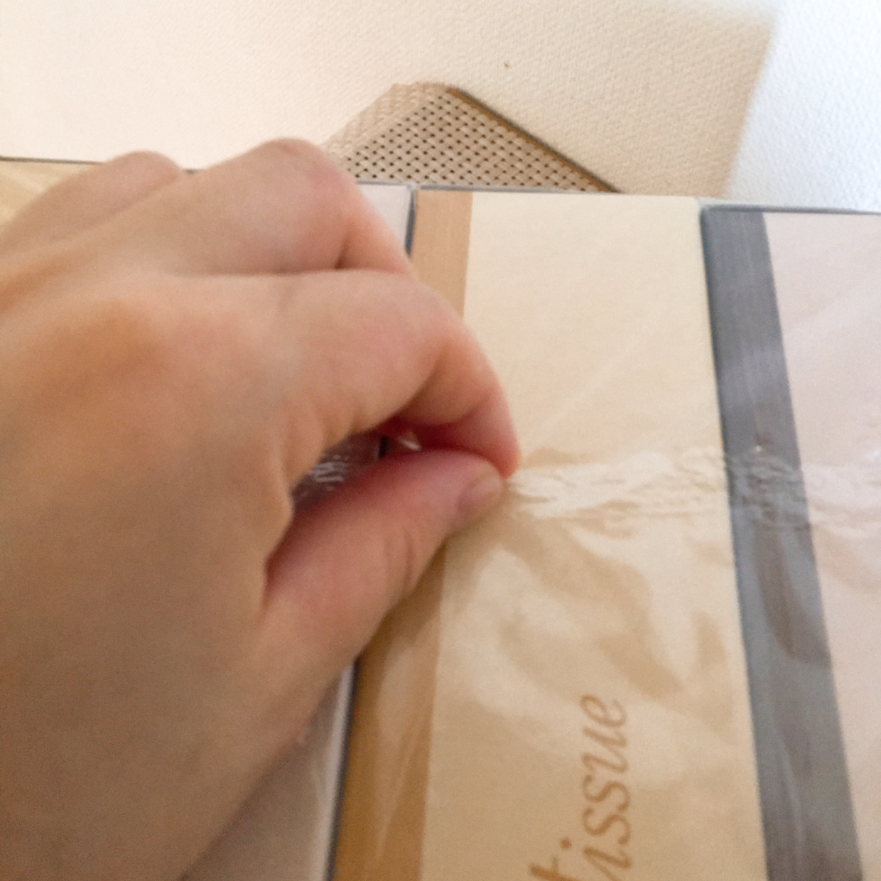  「箱ティッシュの透明な外袋」をストレスなく“簡単に開ける方法” 