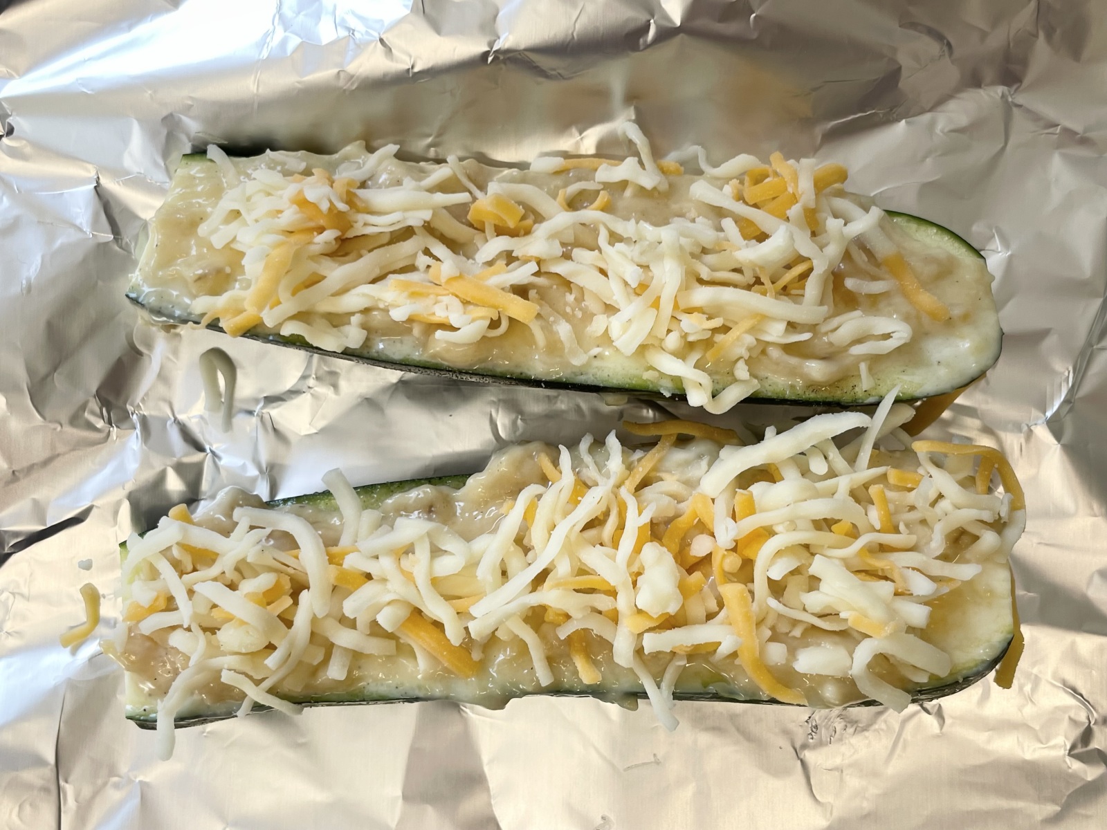 マッシュルーム、ズッキーニ、スイスチーズのピザのレシピ