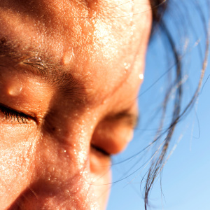 顔や頭、背中から吹き出る「汗」を抑える“意外な方法” #医師解説