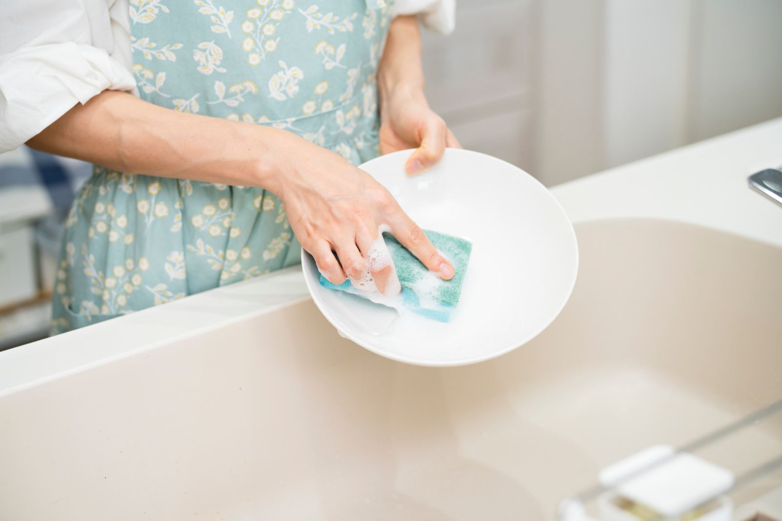 食器を洗う女性