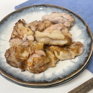 「鶏もも肉」を麵つゆ・マヨ・にんにく・片栗粉に漬けて“食べるとき焼くだけ”レシピ