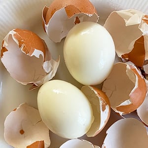 ゆで卵の殻がツルっとむける！茹でる時に入れる「液体」とは？【史上最強の裏ワザ】