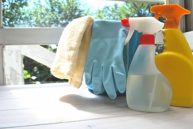 洗剤やバケツ、ゴム手袋などの掃除道具